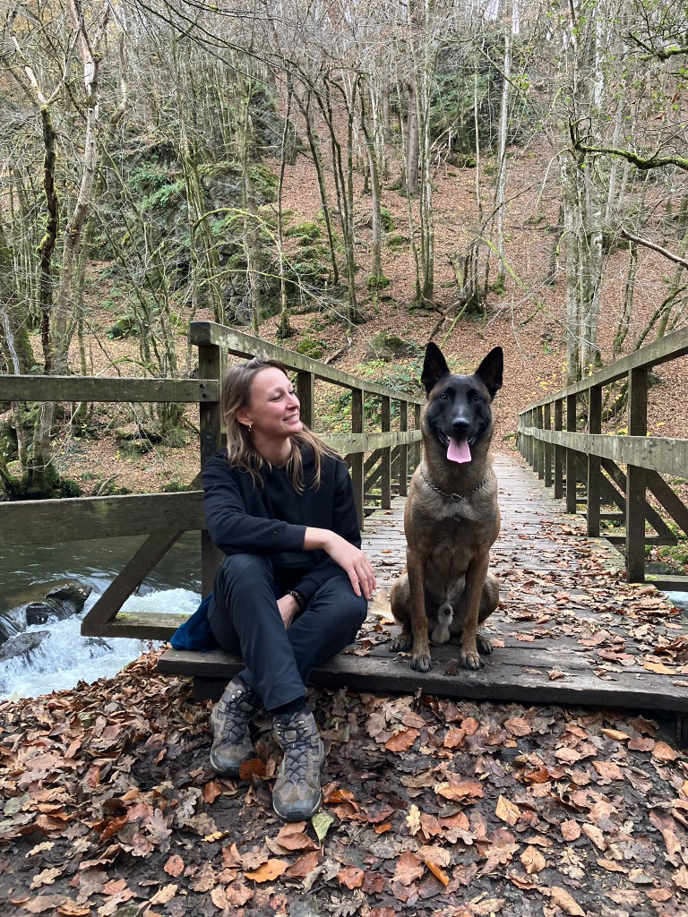 Jill en JAX op een brug in het bos